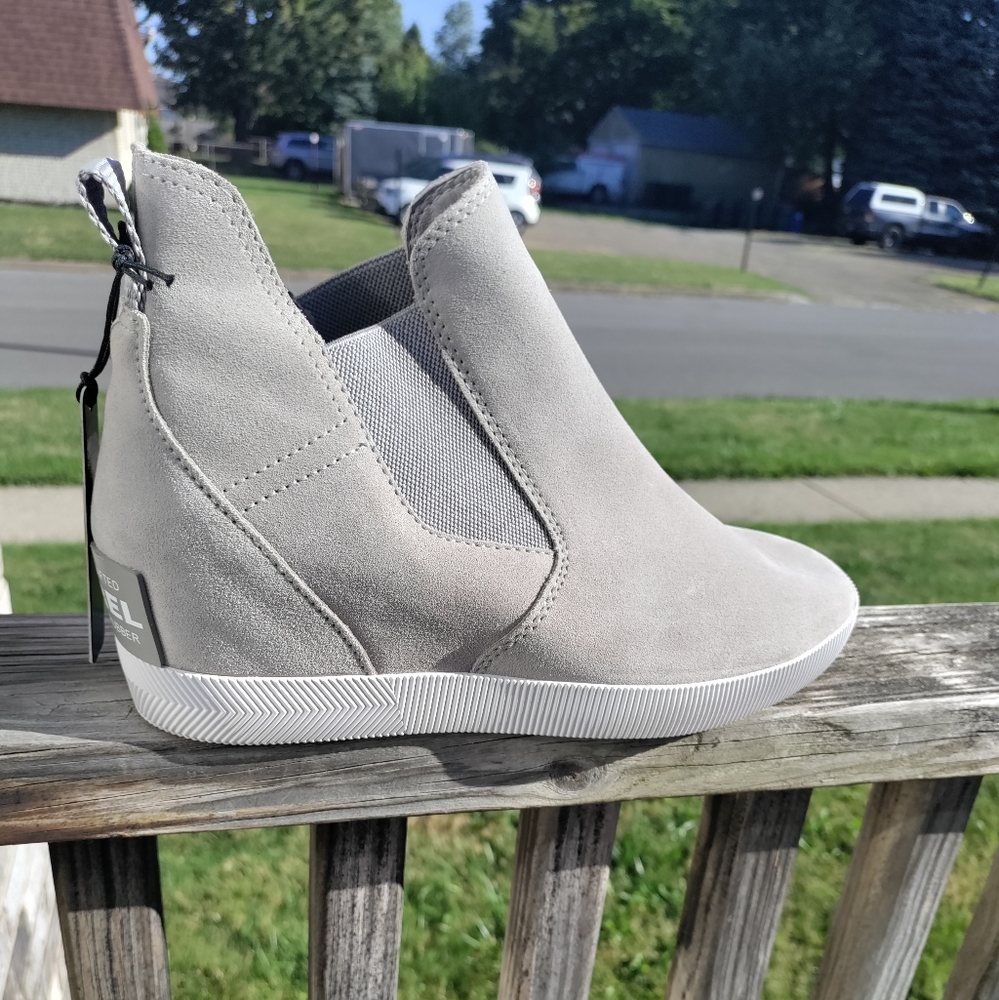 NWT SOREL Out N About Slip-On Women's Wedge In Gray Suede Size 10